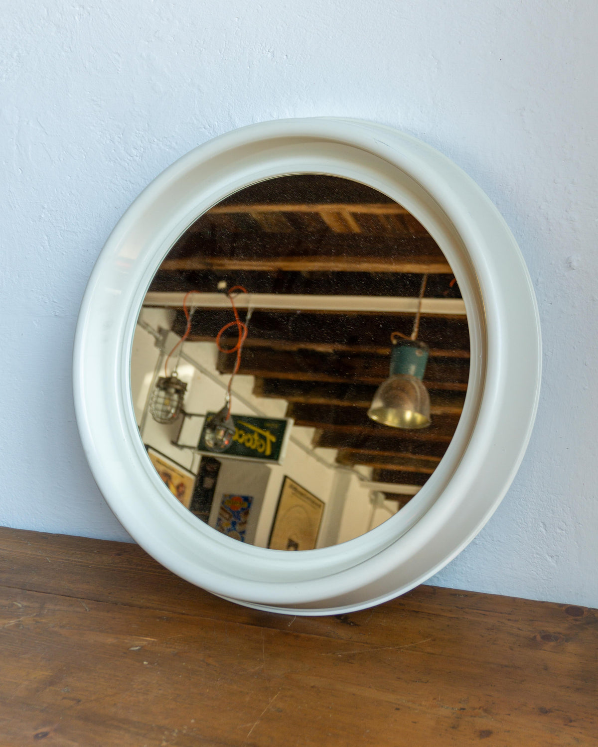 Specchio vintage bianco bombato in plastica – 1970