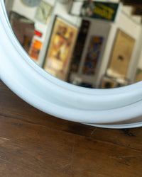 Specchio vintage bianco bombato in plastica – 1970
