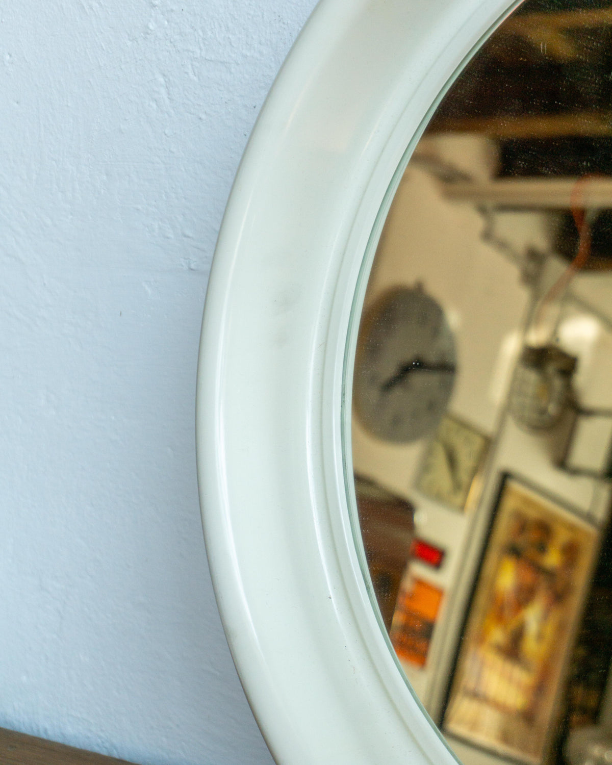 Specchio vintage bianco bombato in plastica – 1970