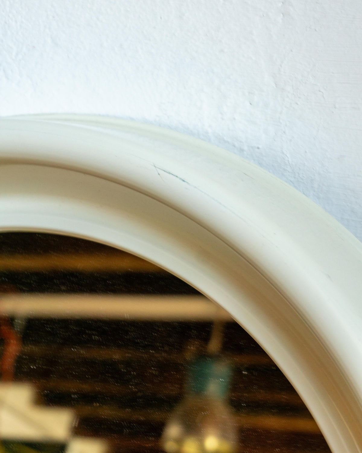 Specchio vintage bianco bombato in plastica – 1970