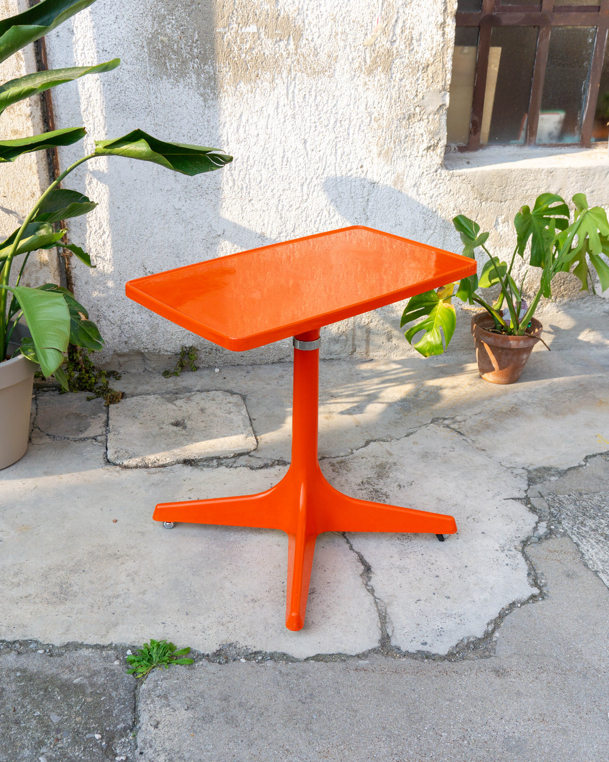 Tavolino Space Age in Plastica Arancione e Metallo Cromato – Anni '70