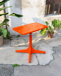Tavolino Space Age in Plastica Arancione e Metallo Cromato – Anni '70