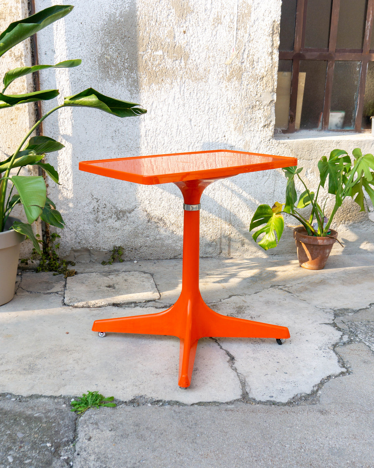 Tavolino Space Age in Plastica Arancione e Metallo Cromato – Anni '70