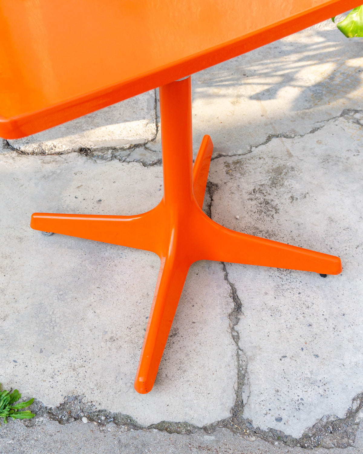 Tavolino Space Age in Plastica Arancione e Metallo Cromato – Anni '70