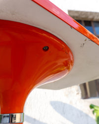 Tavolino Space Age in Plastica Arancione e Metallo Cromato – Anni '70
