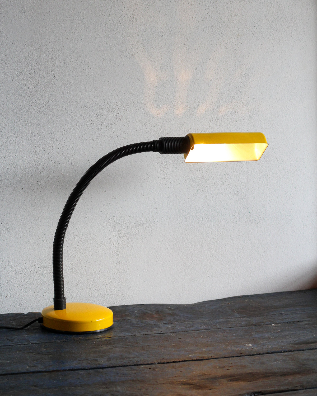 Lampada da tavolo Veneta Lumi snodabile gialla – 1980