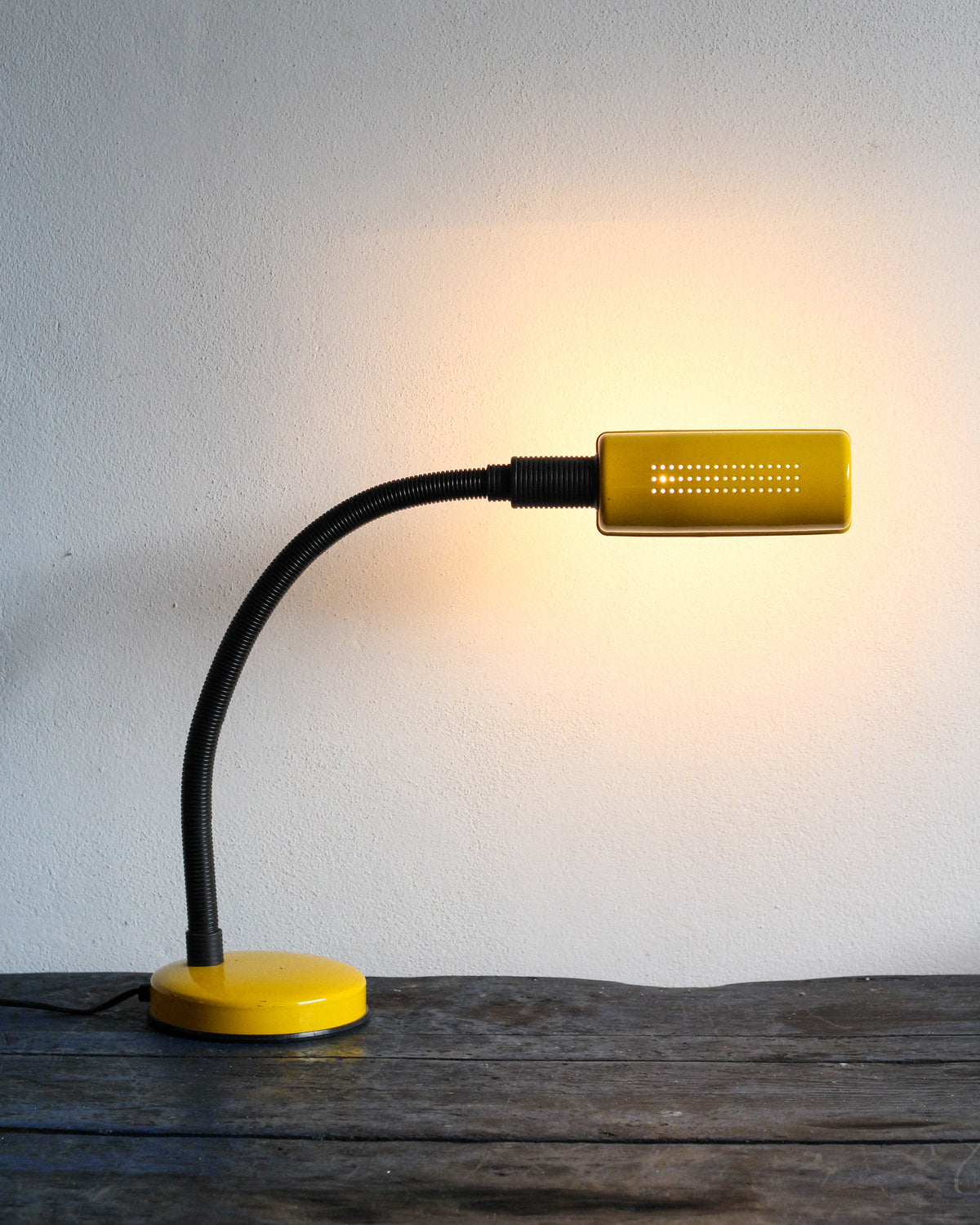 Lampada da tavolo Veneta Lumi snodabile gialla – 1980