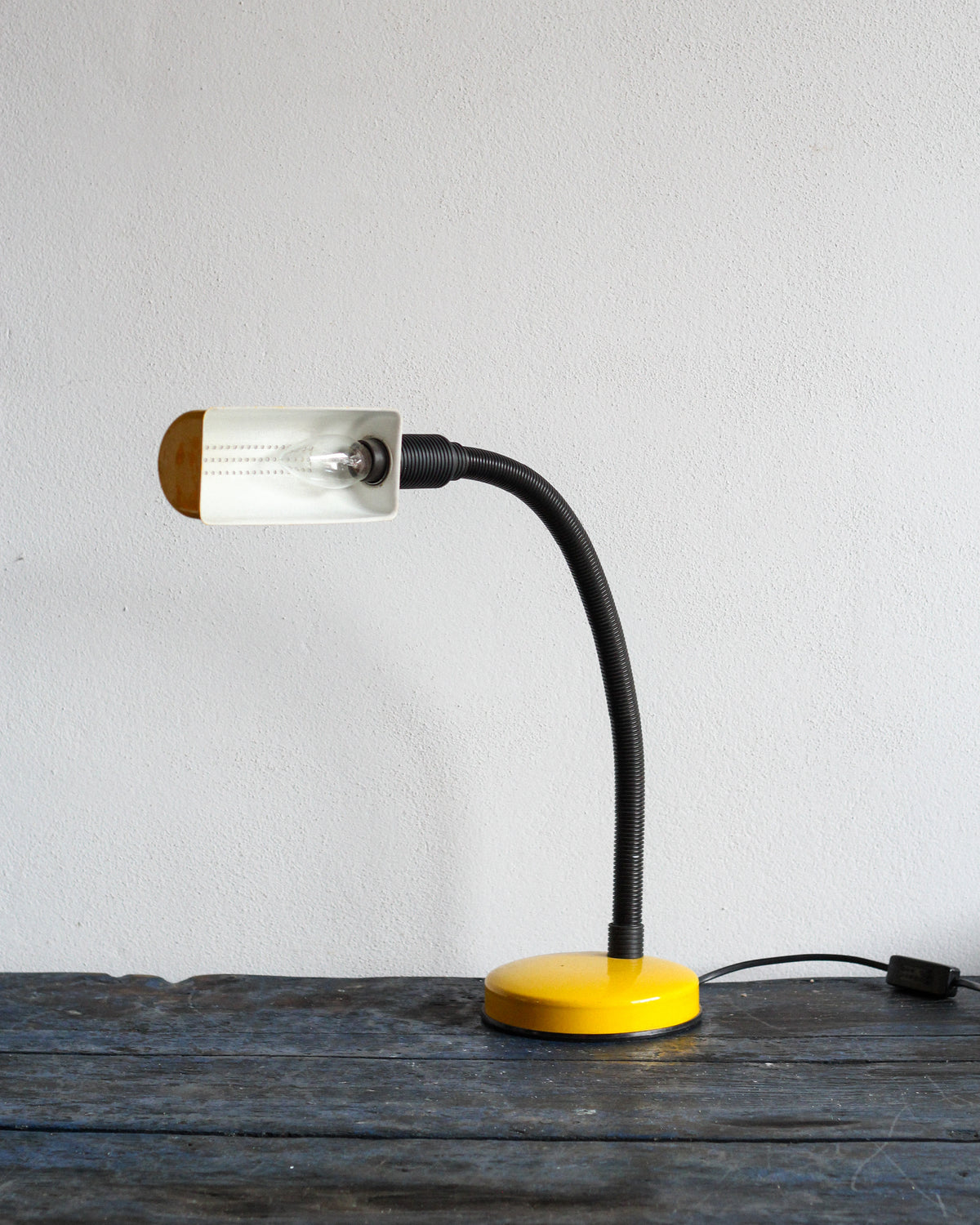 Lampada da tavolo Veneta Lumi snodabile gialla – 1980