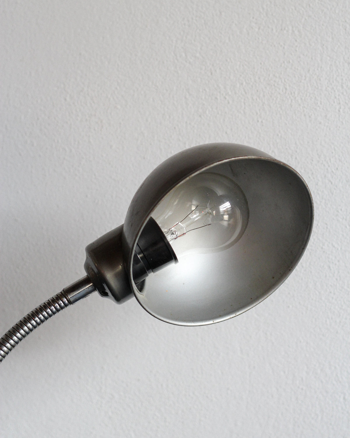 Lampada vintage snodabile argento con base tonda – 1960