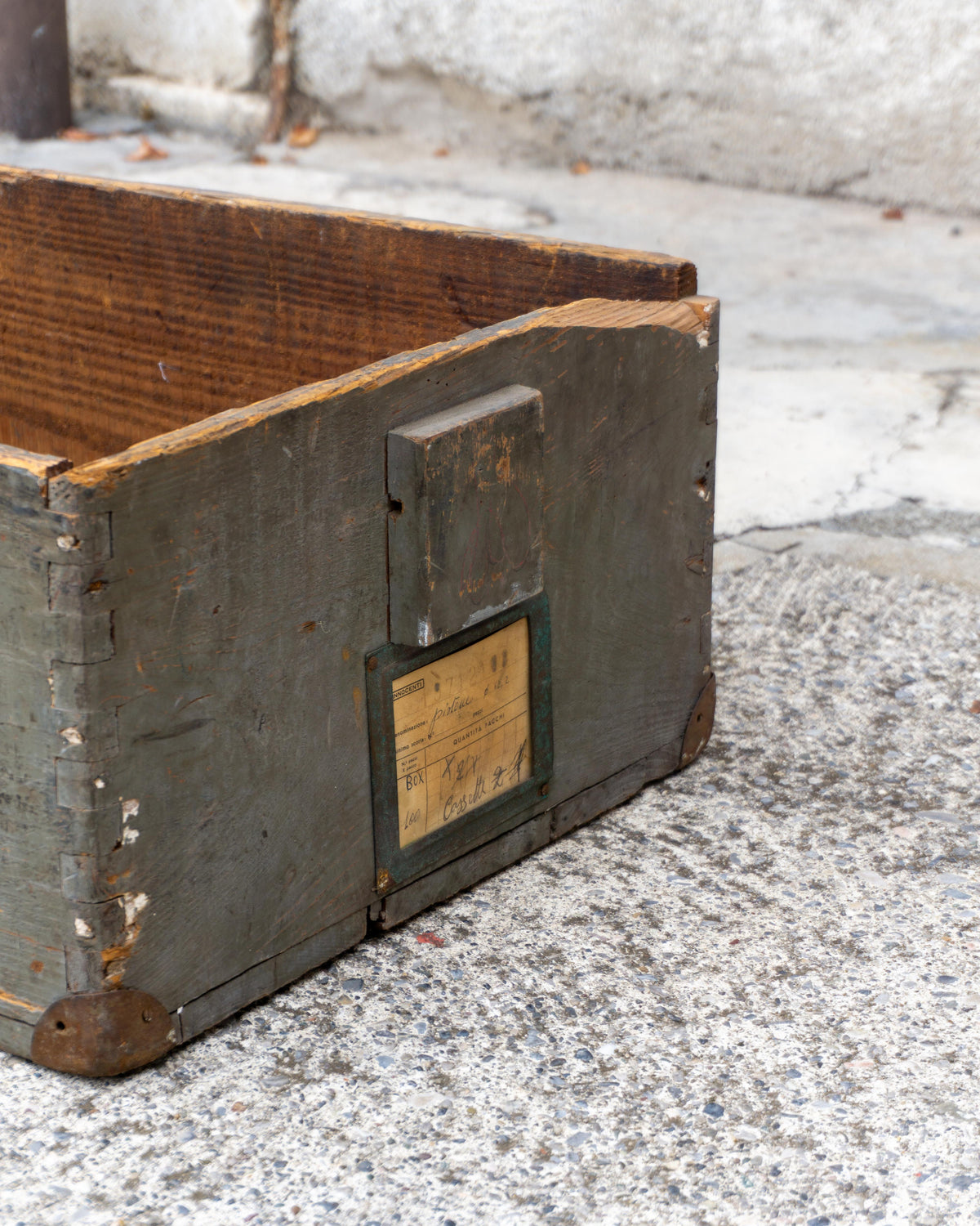 Baule industriale vintage in legno grigio – 1970