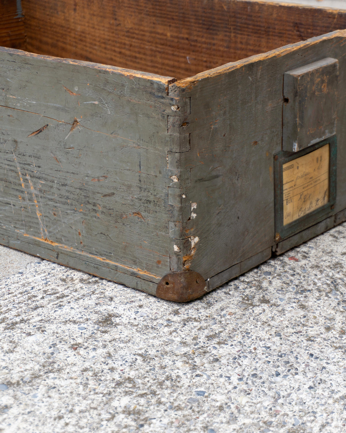 Baule industriale vintage in legno grigio – 1970