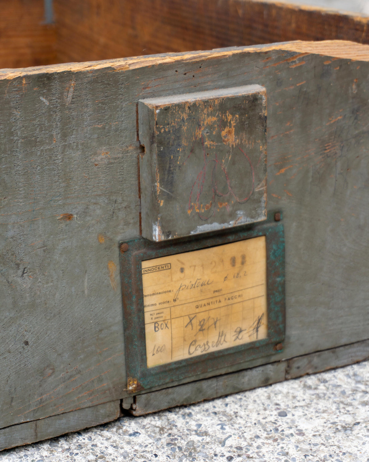 Baule industriale vintage in legno grigio – 1970