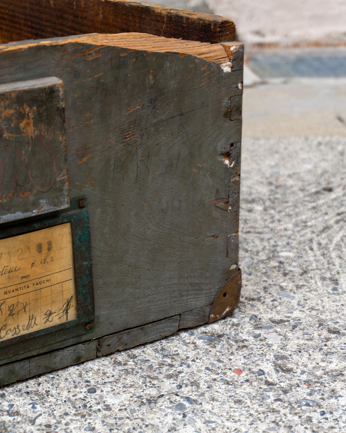 Baule industriale vintage in legno grigio – 1970