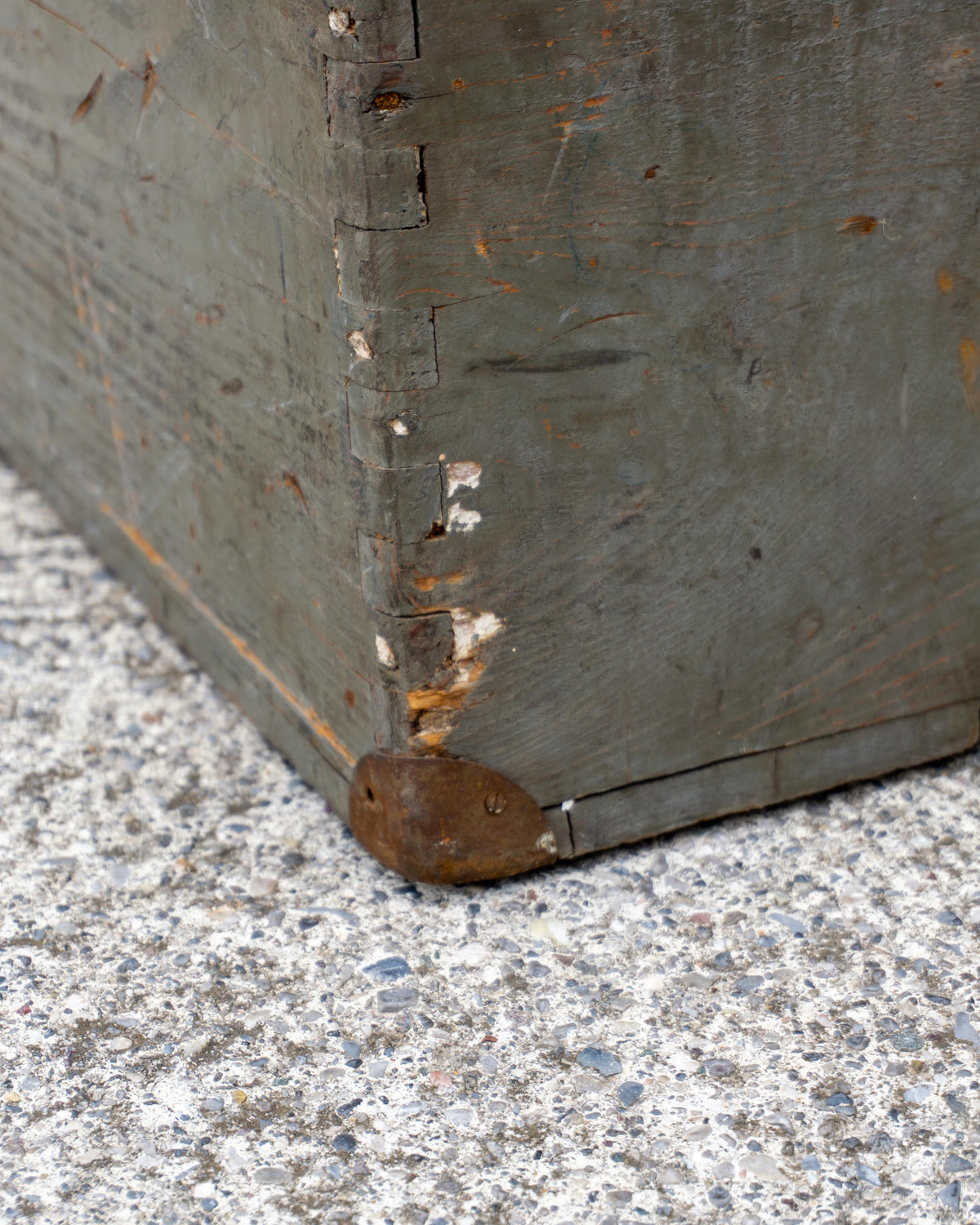 Baule industriale vintage in legno grigio – 1970