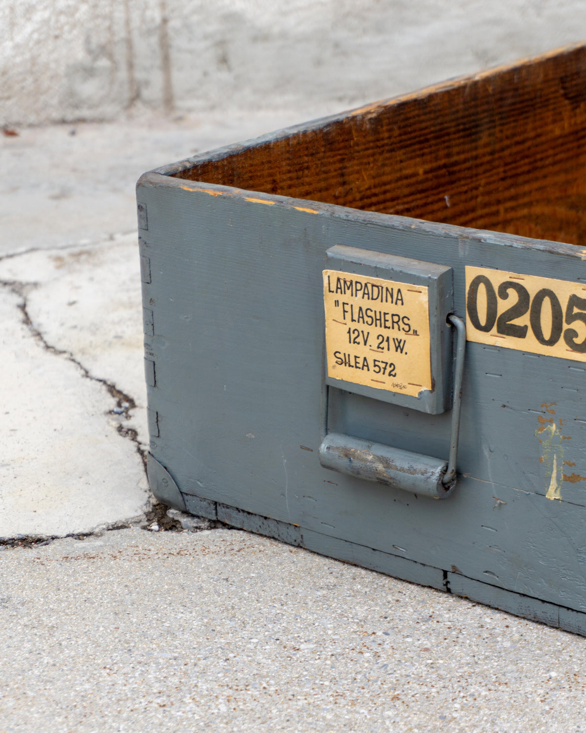 Baule industriale vintage in legno grigio – 1970