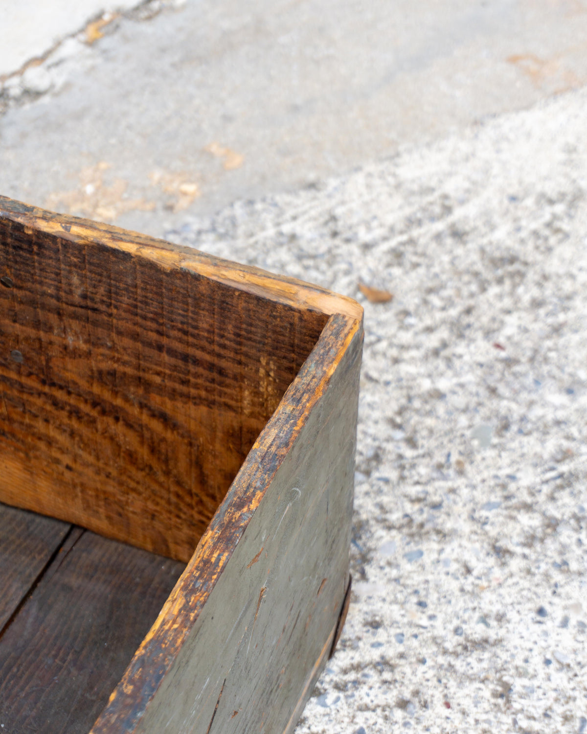 Baule industriale vintage in legno grigio – 1970