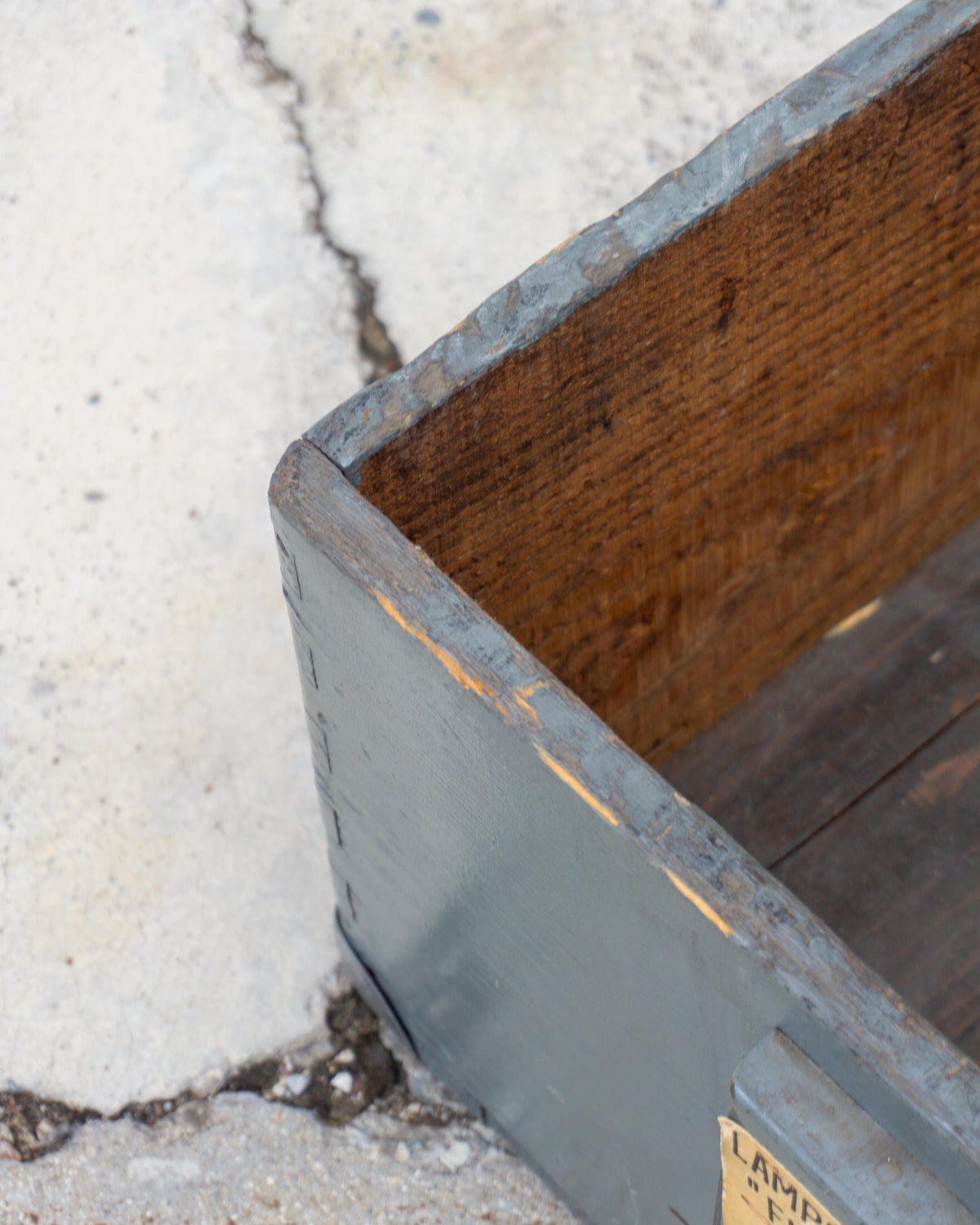 Baule industriale vintage in legno grigio – 1970