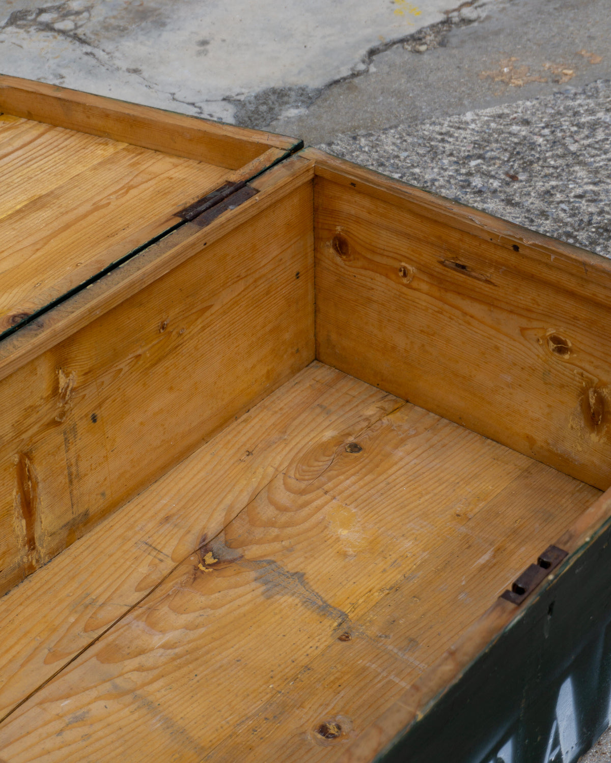 Baule vintage in legno verde con scritta Italia – 1980