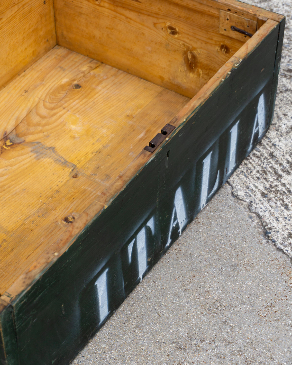 Baule vintage in legno verde con scritta Italia – 1980