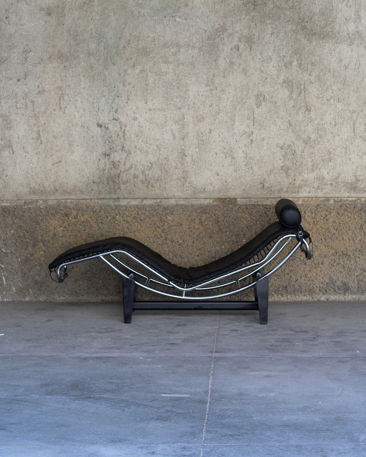 Poltrona LC4 in pelle nera – replica vintage Made in Italy 1970