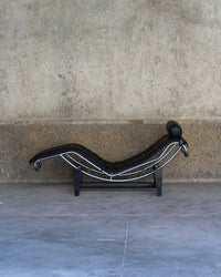 Poltrona LC4 in pelle nera – replica vintage Made in Italy 1970