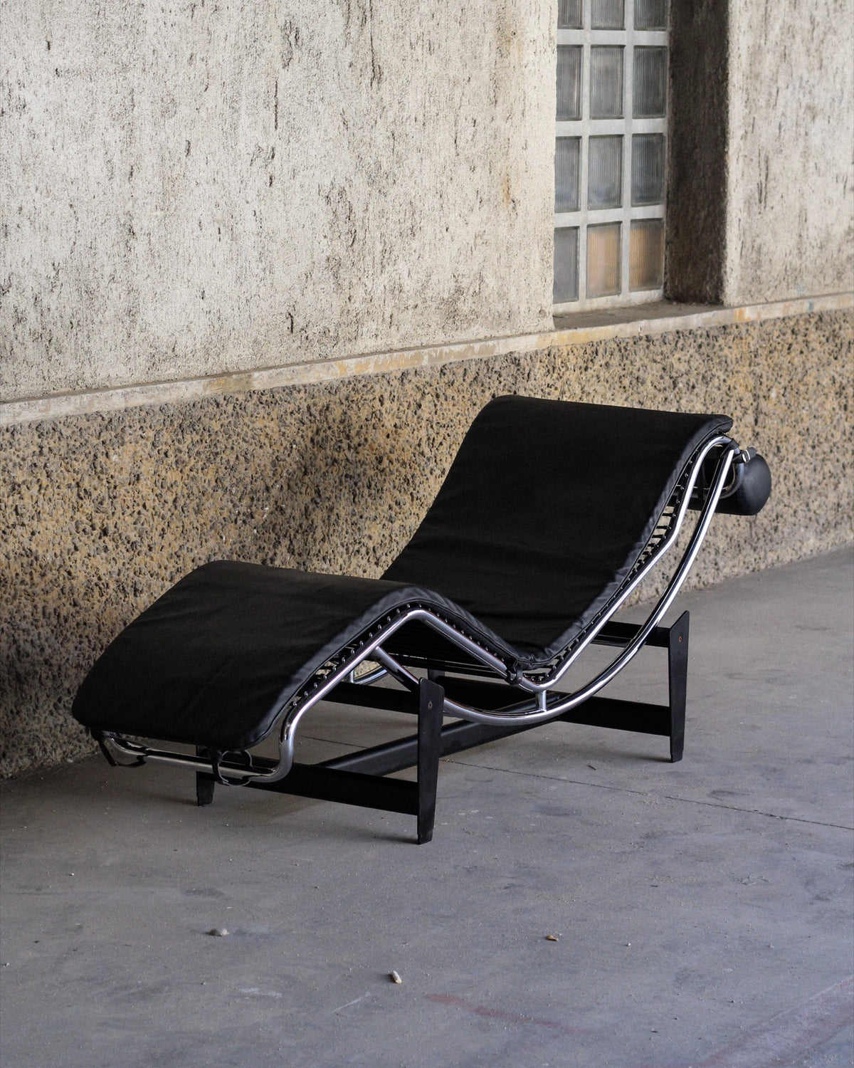 Poltrona LC4 in pelle nera – replica vintage Made in Italy 1970