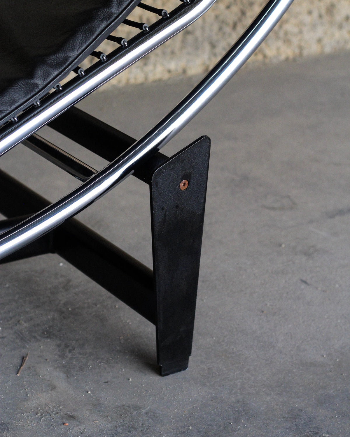 Poltrona LC4 in pelle nera – replica vintage Made in Italy 1970