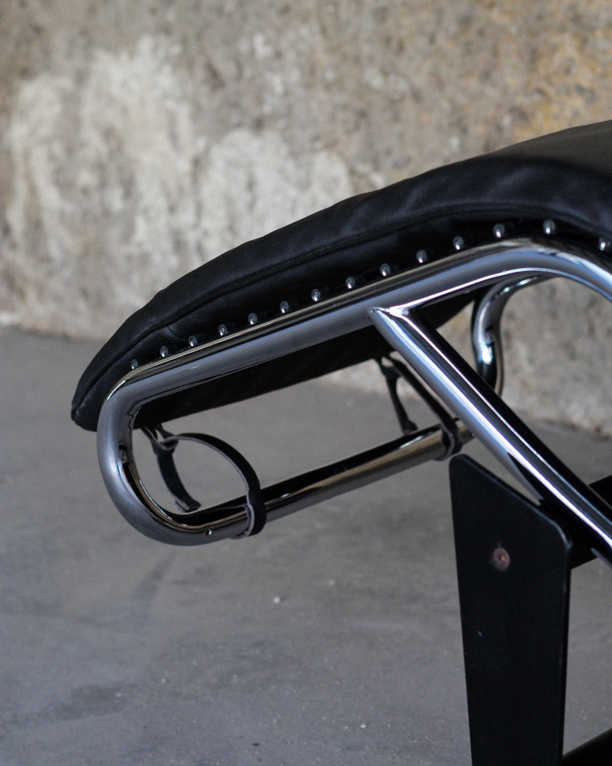 Poltrona LC4 in pelle nera – replica vintage Made in Italy 1970