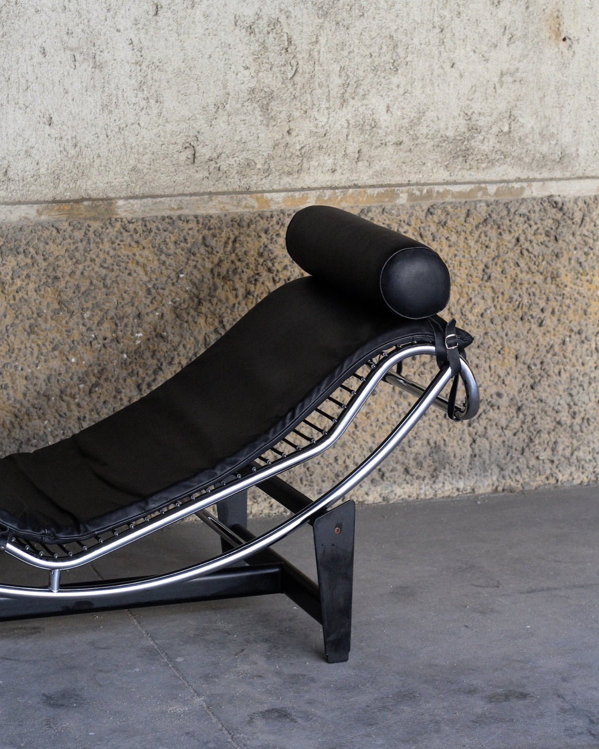 Poltrona LC4 in pelle nera – replica vintage Made in Italy 1970