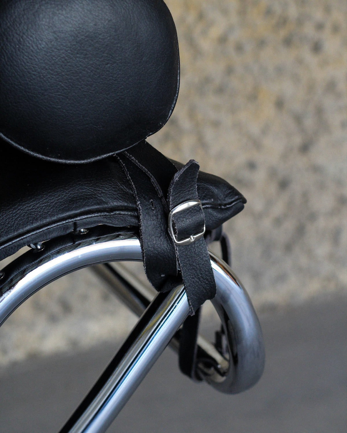 Poltrona LC4 in pelle nera – replica vintage Made in Italy 1970