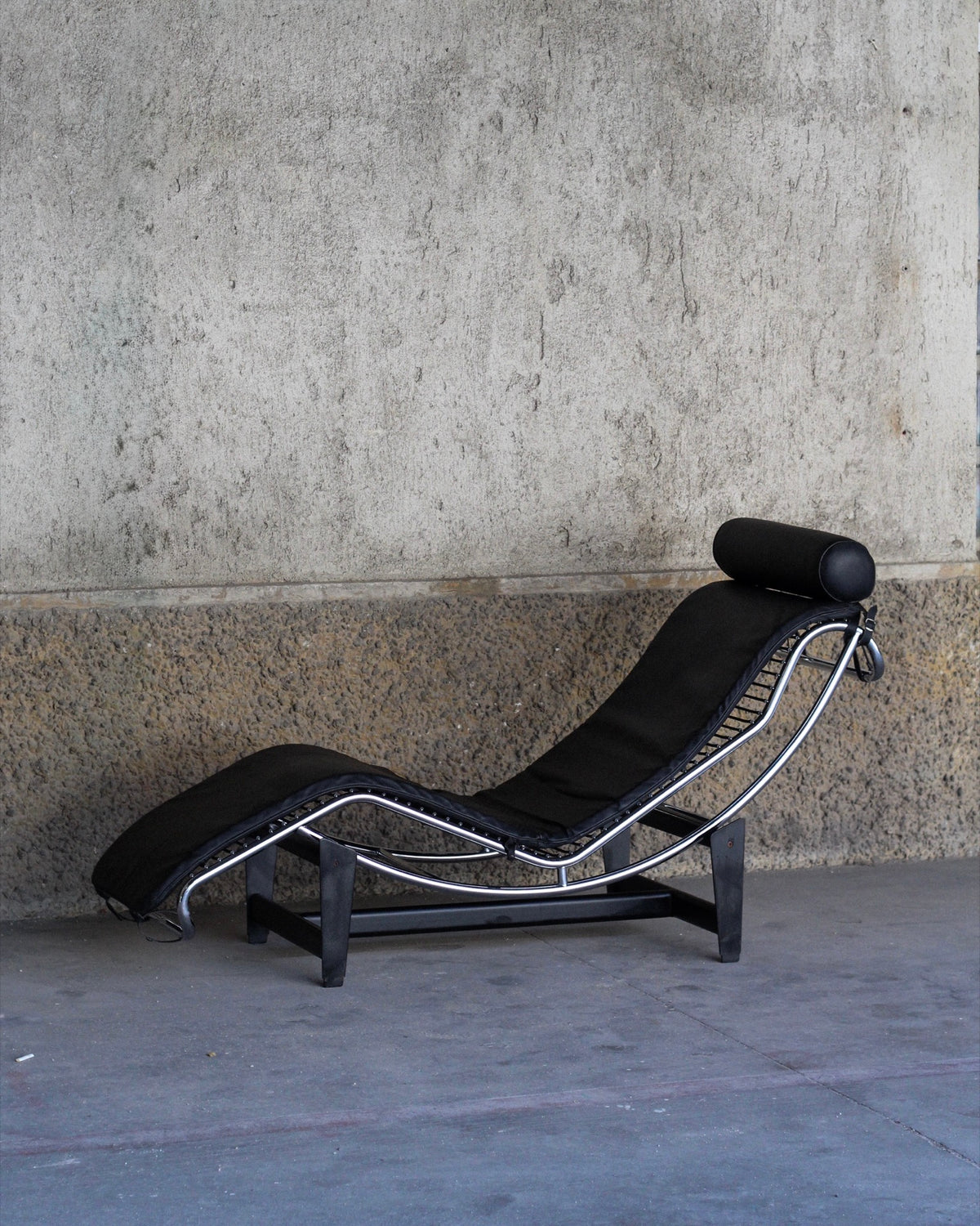 Poltrona LC4 in pelle nera – replica vintage Made in Italy 1970