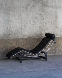 Poltrona LC4 in pelle nera – replica vintage Made in Italy 1970