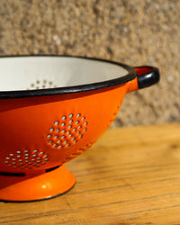 Scolapasta smaltato bianco e arancione - 1960