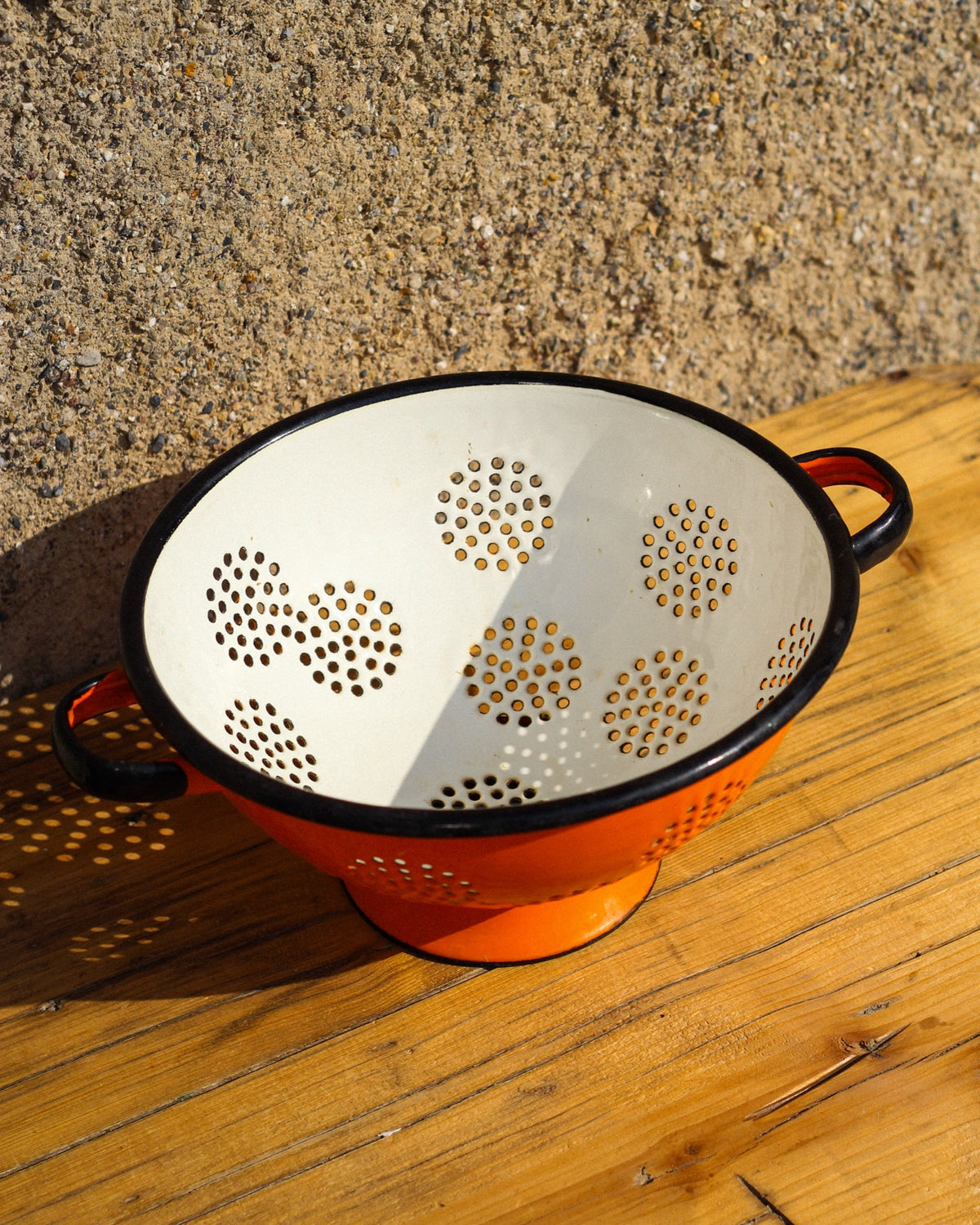 Scolapasta smaltato bianco e arancione - 1960