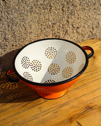 Scolapasta smaltato bianco e arancione - 1960