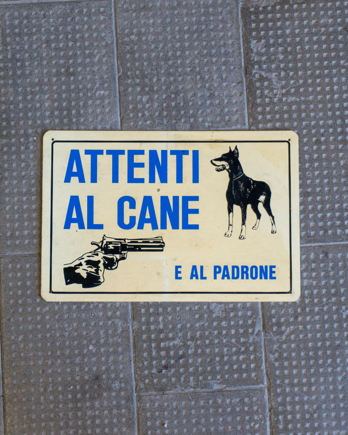 Insegna “Attenti al cane e al padrone” – 1980