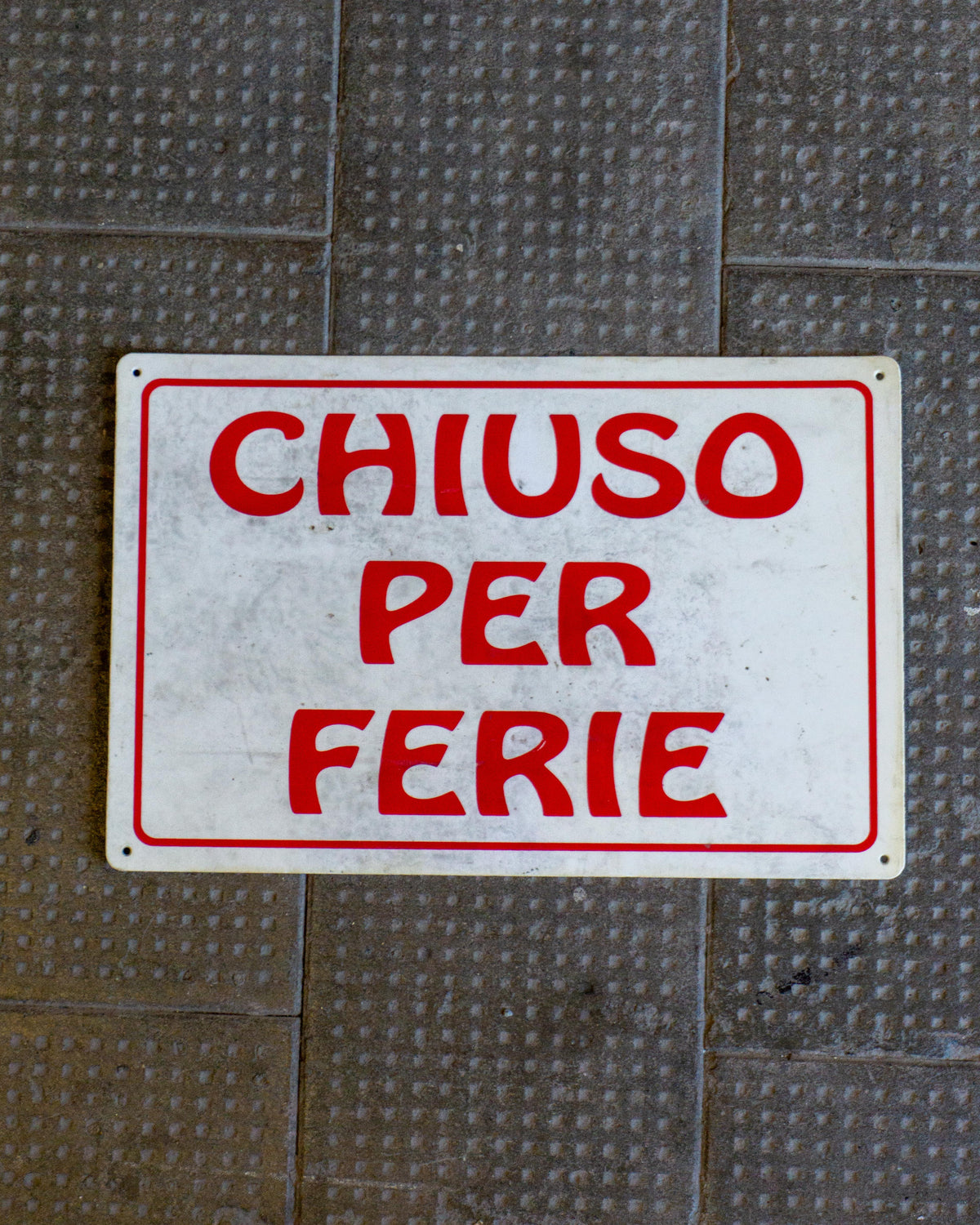 Insegna “Chiuso per ferie” rossa – 1980