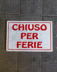 Insegna “Chiuso per ferie” rossa – 1980