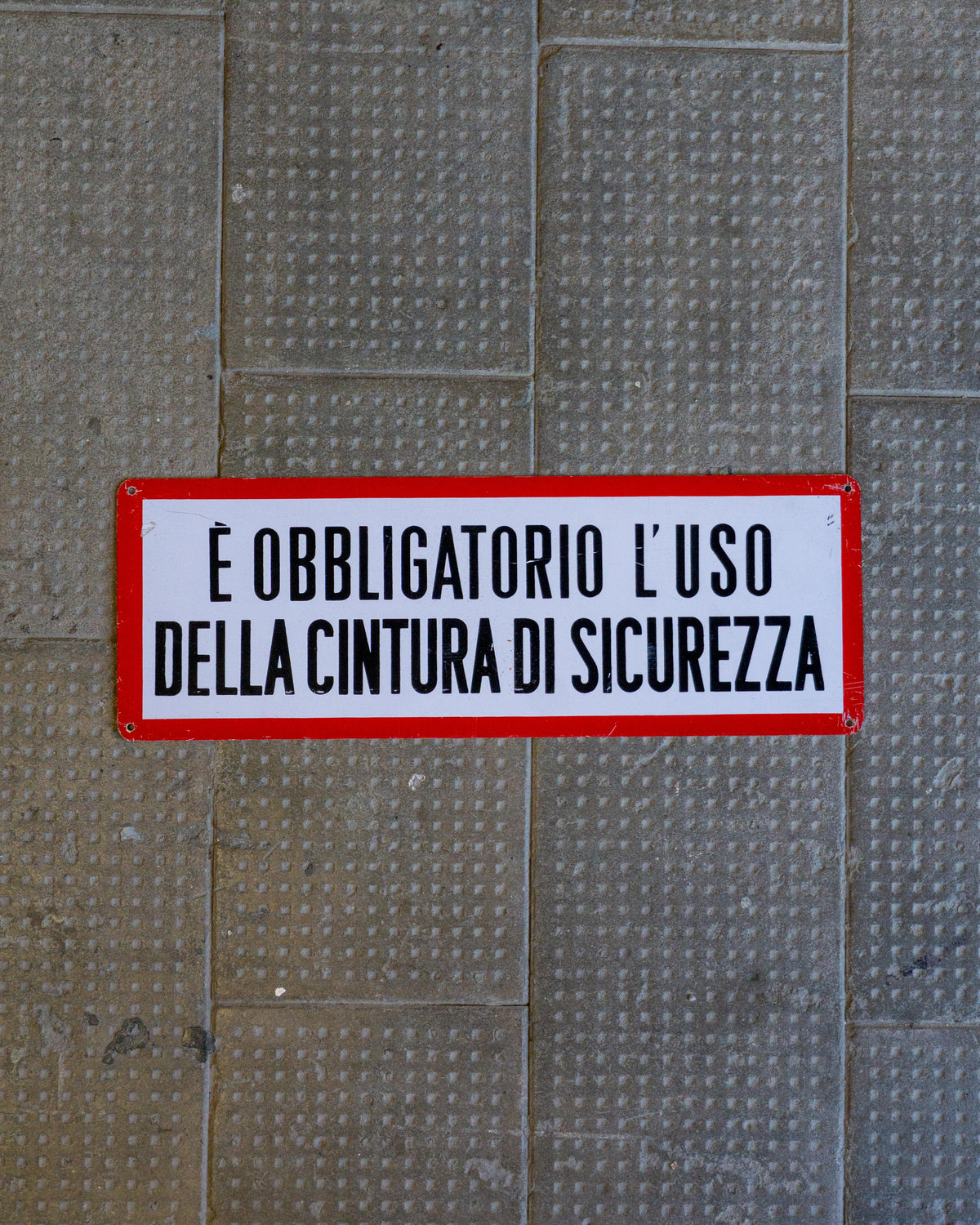 Insegna “È obbligatorio l’uso della cintura di sicurezza” – 1970