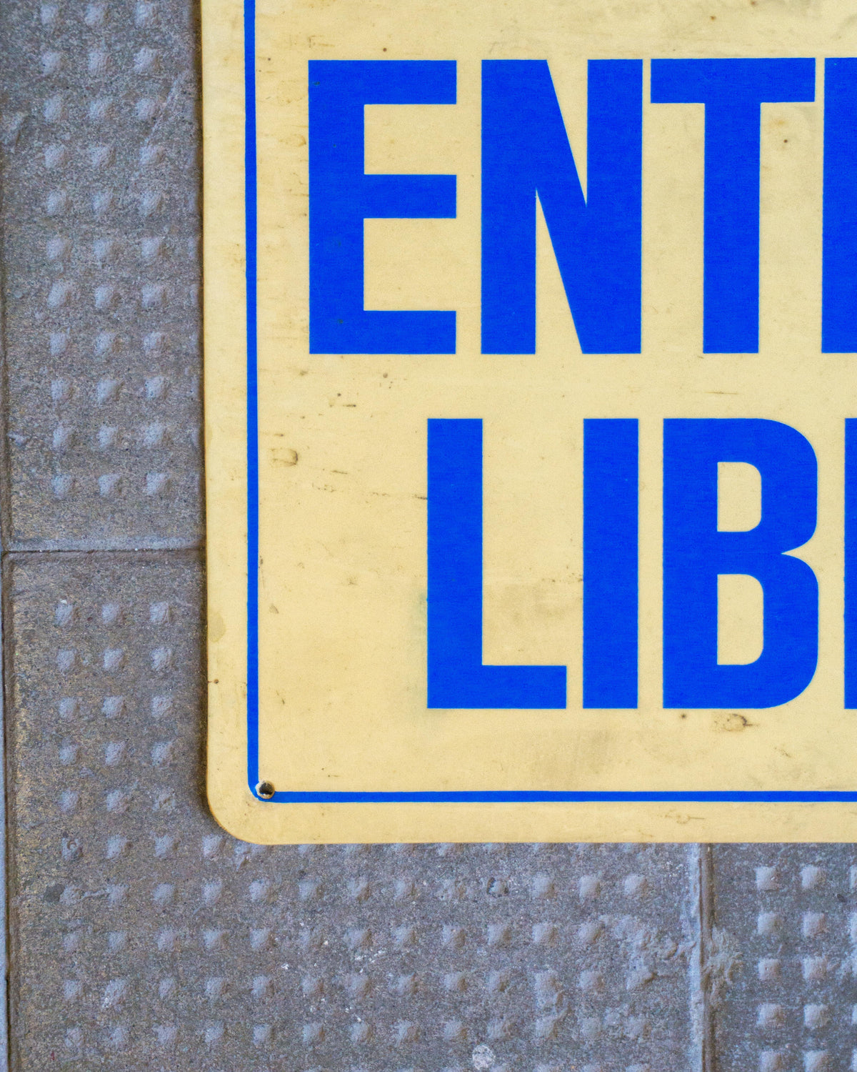 Insegna “Entrata libera” blu – 1980