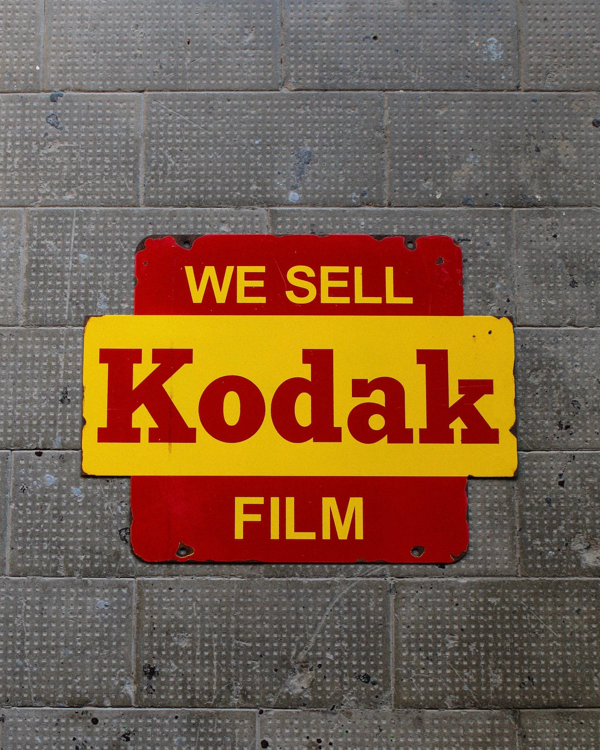 Insegna pubblicitaria vintage Kodak “We Sell Kodak Film” – USA, 1960