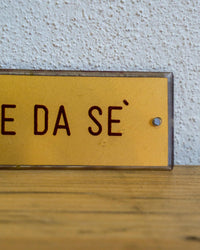 Insegna Si Chiude Da Se Oro E Rossa – 1980 Italia
