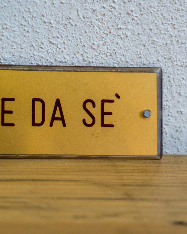 Insegna Si Chiude Da Se Oro E Rossa – 1980 Italia