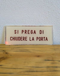 Insegna ''Si Prega Di Chiudere La Porta'' – 1980 Italia