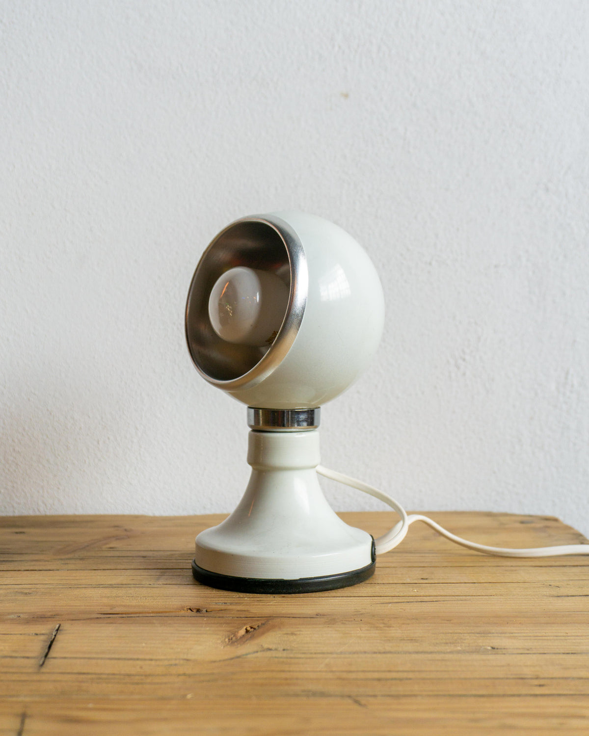 Lampada bianca magnetica in metallo – anni ’70