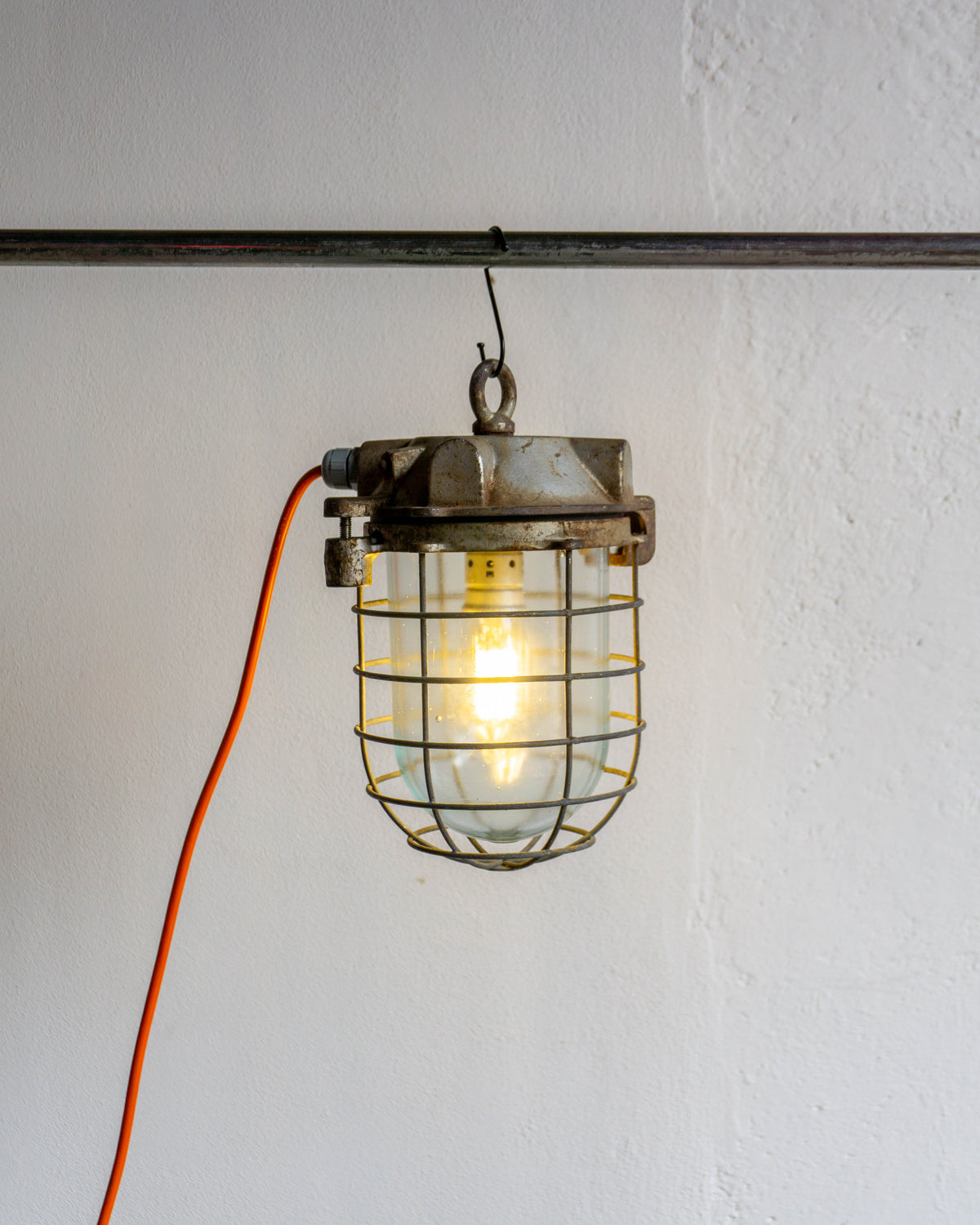 Lampada industriale in ghisa e vetro – Germania