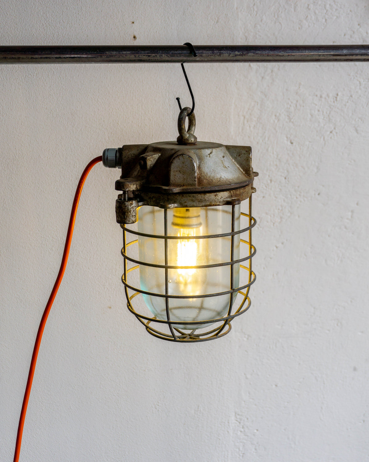 Lampada industriale in ghisa e vetro – Germania