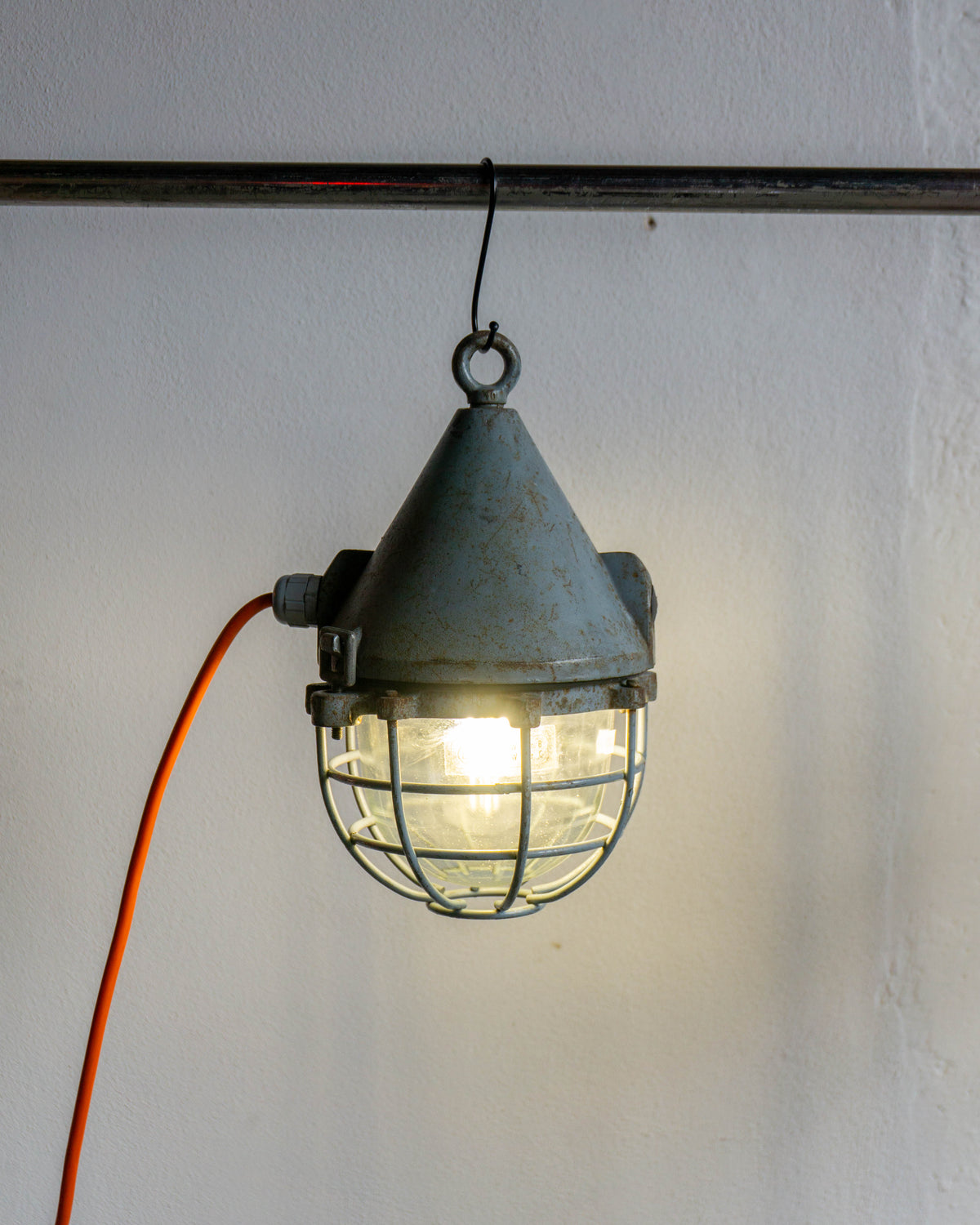 Lampada industriale in ghisa e vetro piccola – Germania