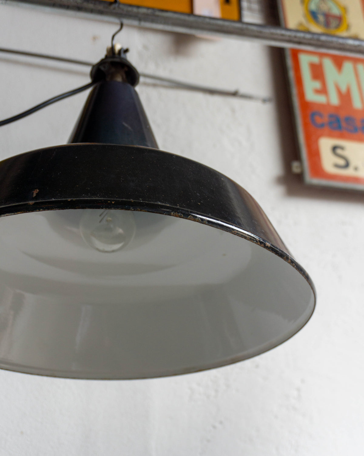 Lampada industriale smaltata a sospensione – Anni '60-'70