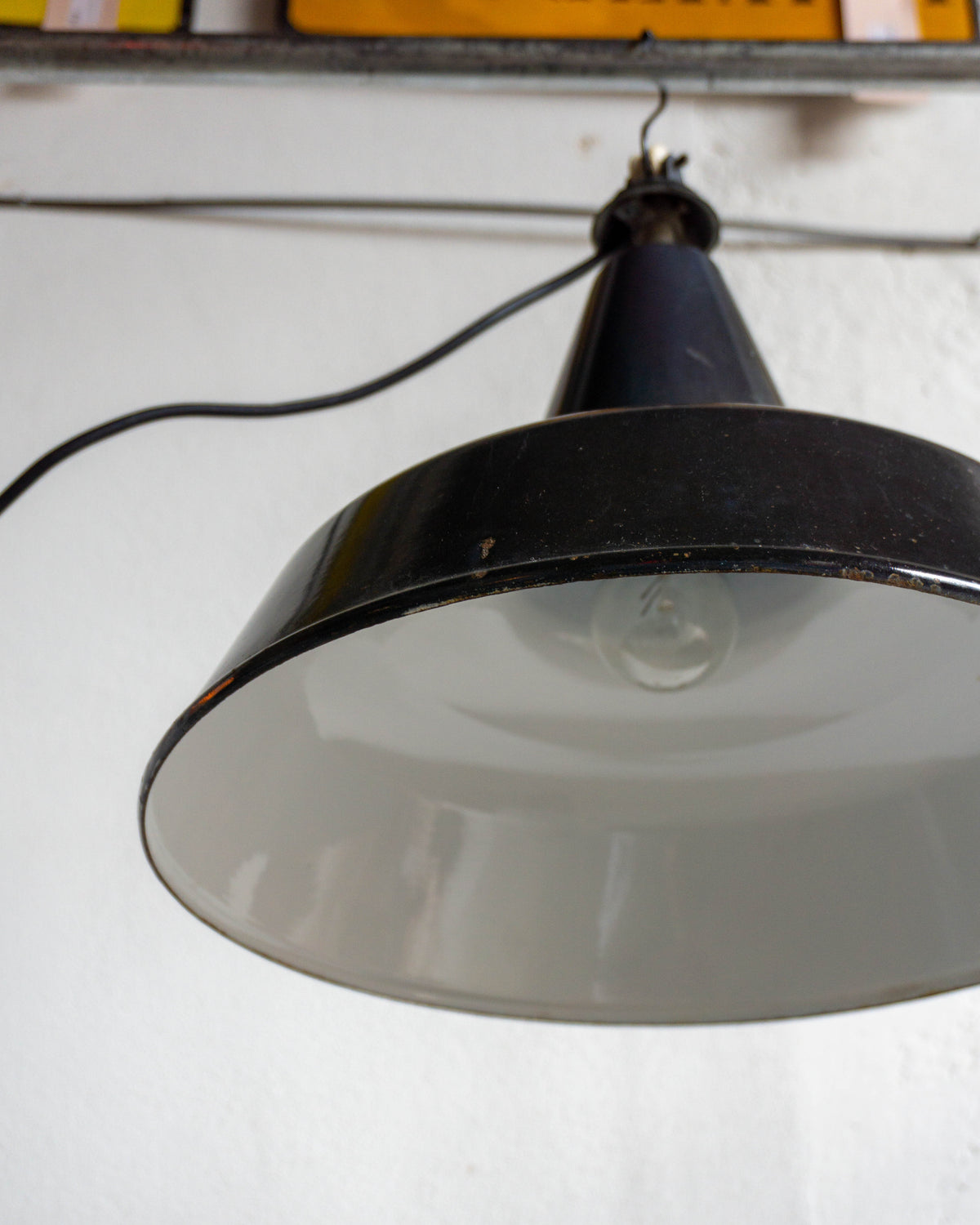 Lampada industriale smaltata a sospensione – Anni '60-'70